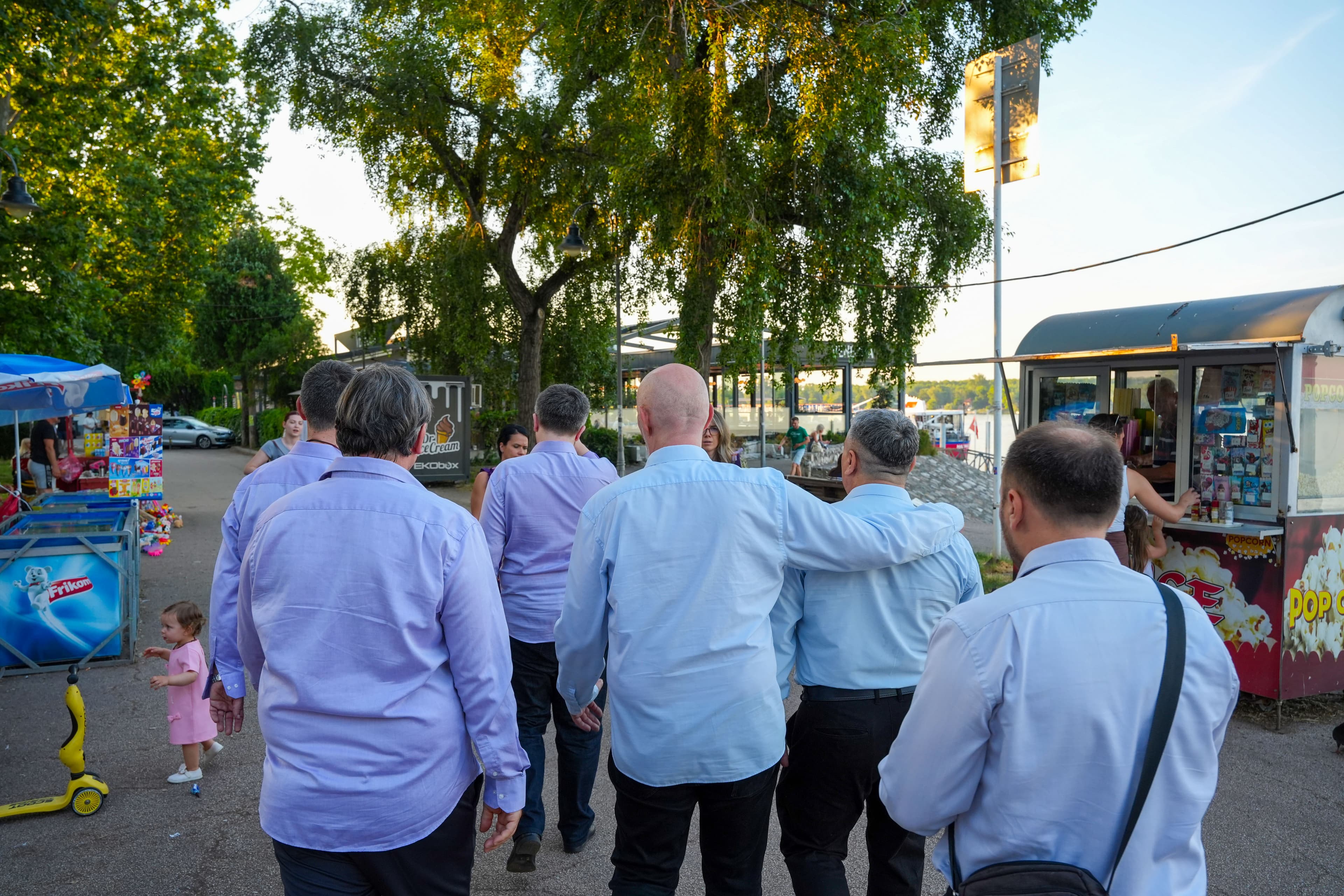 Бенд Мераклије на свадбеном слављу поред реке